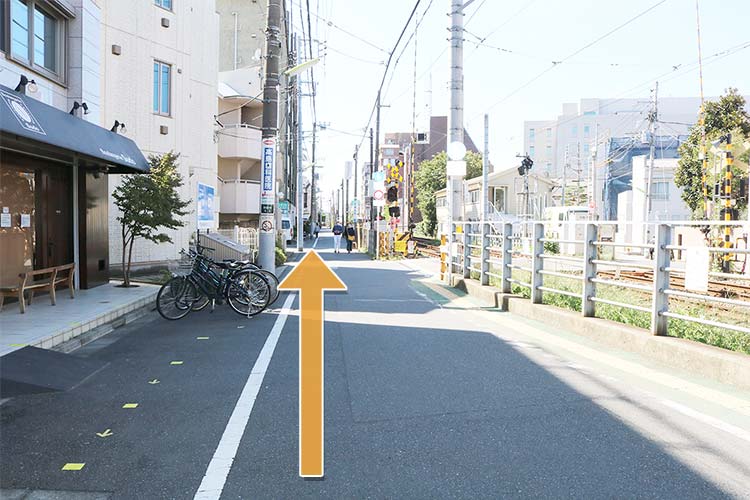 線路沿いの道を直進します。