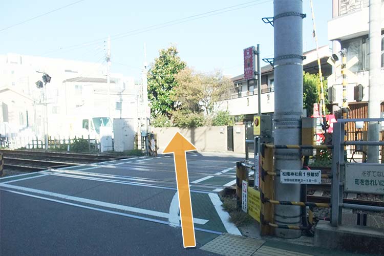 ホーム出たところすぐにある踏切です。ここを渡ります。