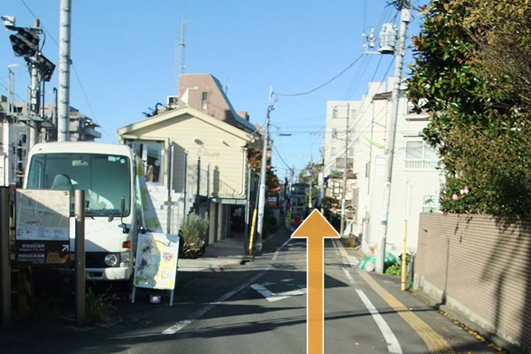 この斜めの道を進みます。途中左手に「世田谷電車のみえる公園」があります。