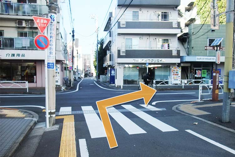 突き当りの交差点です。右手1階に「世田谷図書館」が入っている「世田谷合同庁舎（税務署）」があります。