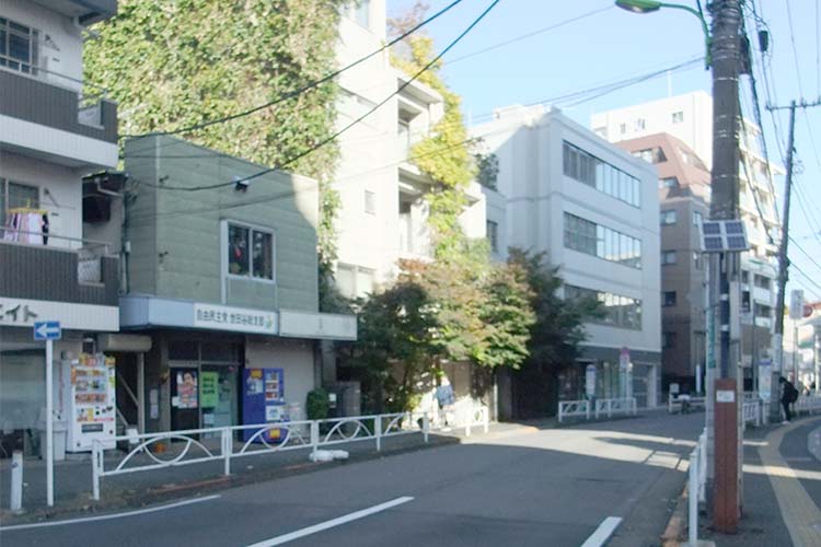 交差点からクリニック側を撮影したものです。